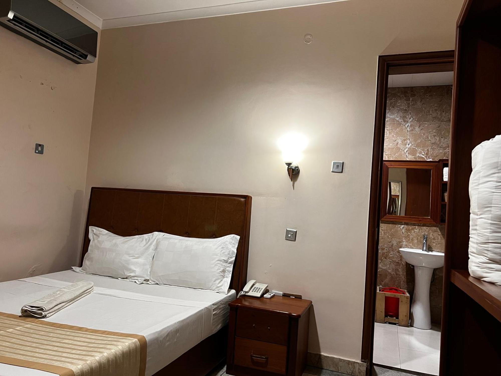 K27 Premier Backpackers Hostel ดาร์เอสซาลาม ภายนอก รูปภาพ
