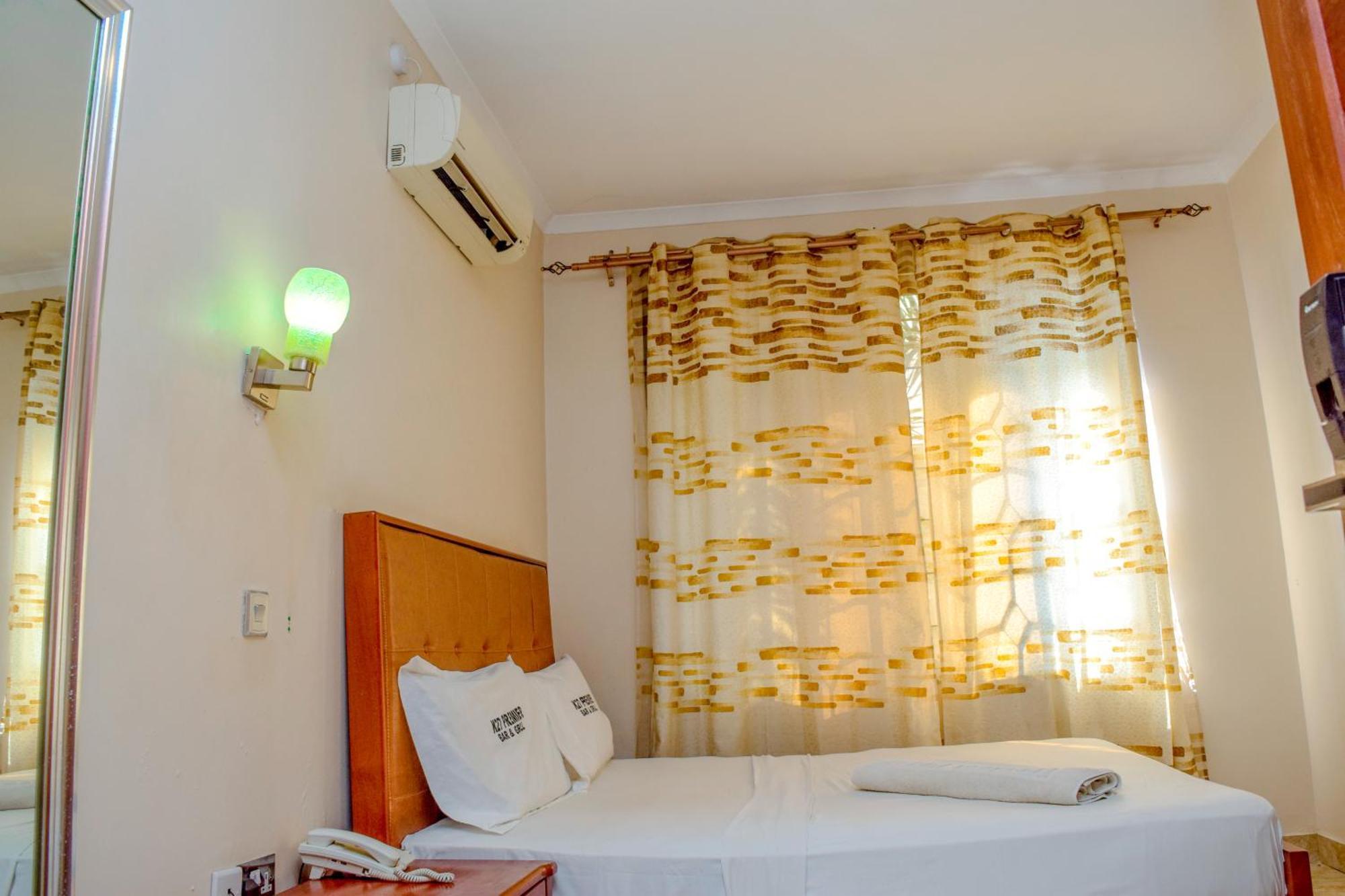 K27 Premier Backpackers Hostel ดาร์เอสซาลาม ภายนอก รูปภาพ