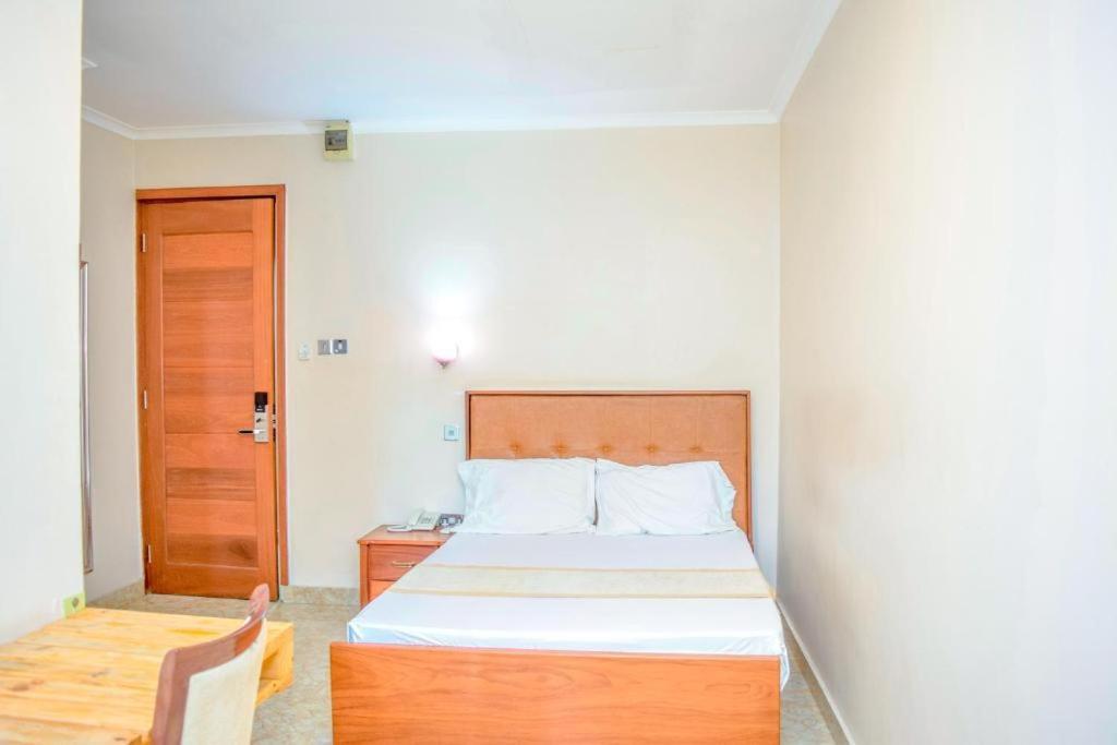 K27 Premier Backpackers Hostel ดาร์เอสซาลาม ภายนอก รูปภาพ